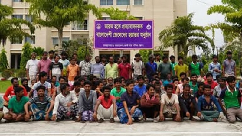 ভারতে আটক ৯১ বাংলাদেশি জেলে মুক্ত: মোংলায় পরিবারের কাছে হস্তান্তর