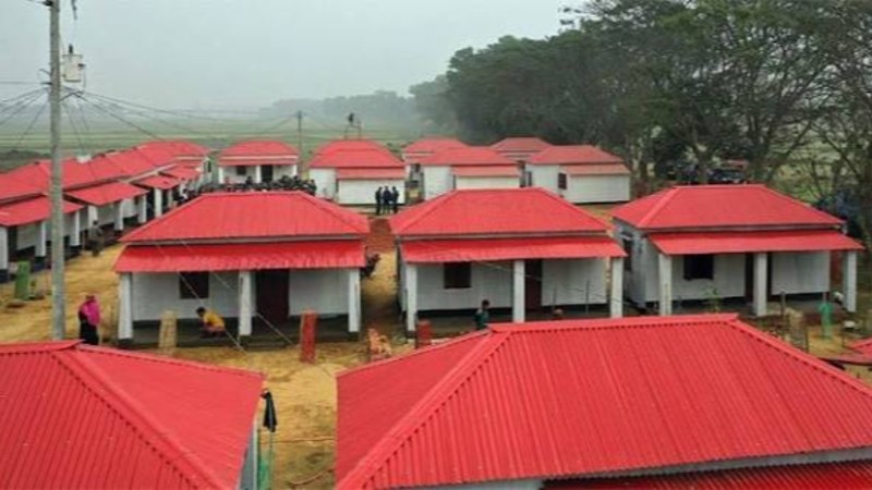 আশ্রয়ণ প্রকল্পের বাসিন্দাদের পাশে এমপি লবী: জিআর চাল ও নগদ অর্থ বিতরণ