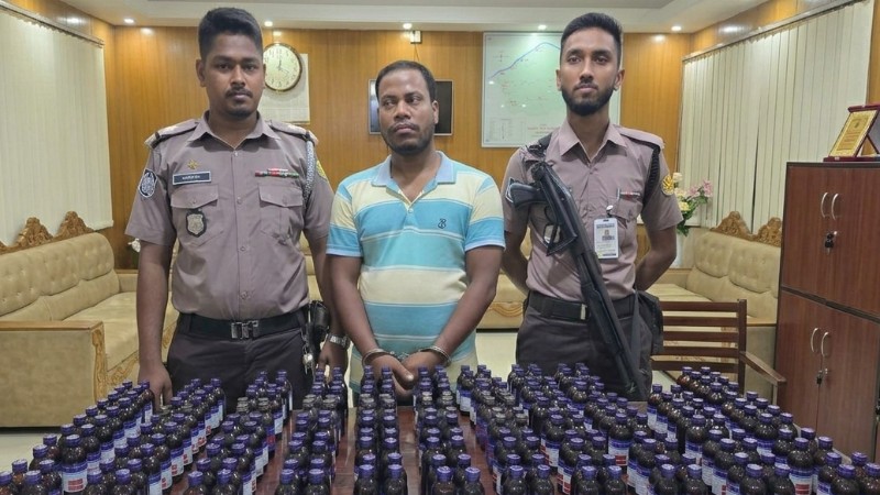 উত্তরখানে পুলিশের অভিযানে ১৬৮ বোতল ফেনসিডিলসহ মাদক কারবারি তহরুল গ্রেপ্তার