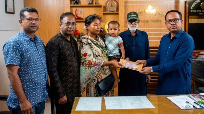 মধুপুরে  নিহত ৪ গারো পরিবার পেল এক নগদ লক্ষ টাকার আর্থিক সহায়তা ও শুকনো খাবার বিতরণ