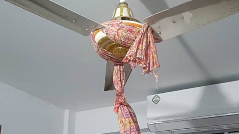 মধুপুরে সিলিং ফ্যানের সাথে ওড়না পেঁচিয়ে যুবকের আত্মহত্যা