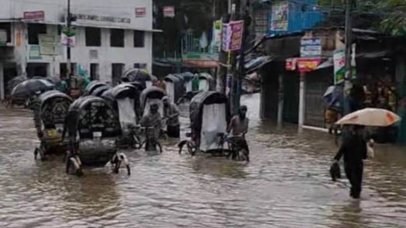 অতি ভারি বর্ষণে অচল চট্টগ্রাম নগরী, পাহাড়ধসের সতর্কবার্তা