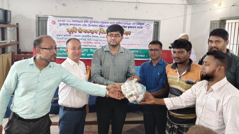 বাগাতিপাড়ায় ক্ষুদ্র ও প্রান্তিক কৃষকদের মাঝে তুলা চাষের উপকরণ বিতরণ