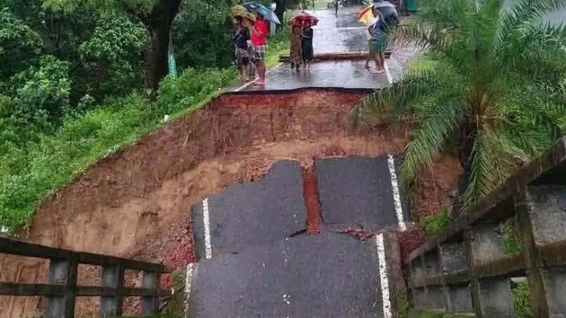 বান্দরবান-রাঙ্গামাটি সড়ক যোগাযোগ বিচ্ছিন্ন: প্রবল স্রোতে সেতু ধস