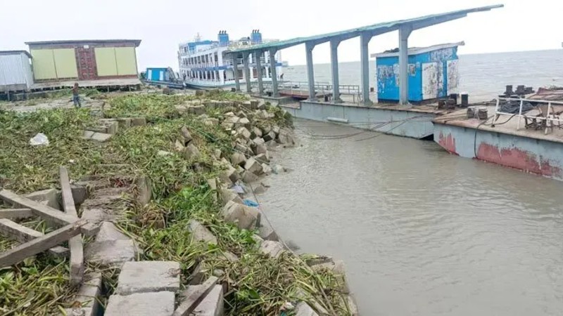ভোলার মেঘনা নদীর তীর রক্ষা বাঁধে ধস, বন্ধ লঞ্চঘাট